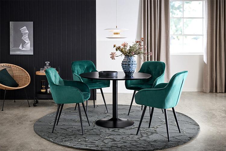 Taco rundt spisebord med nadine spisebordsstole i grøn velour